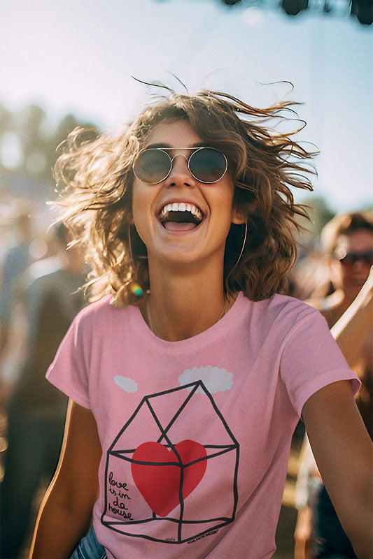 Camiseta Unisex algodón orgánico. "Love is in da house"